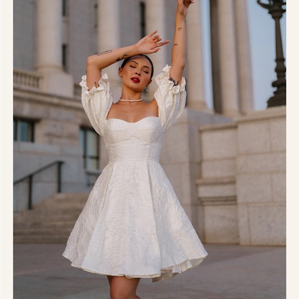Ava Gowns Victoria Gown Mini - Ivory